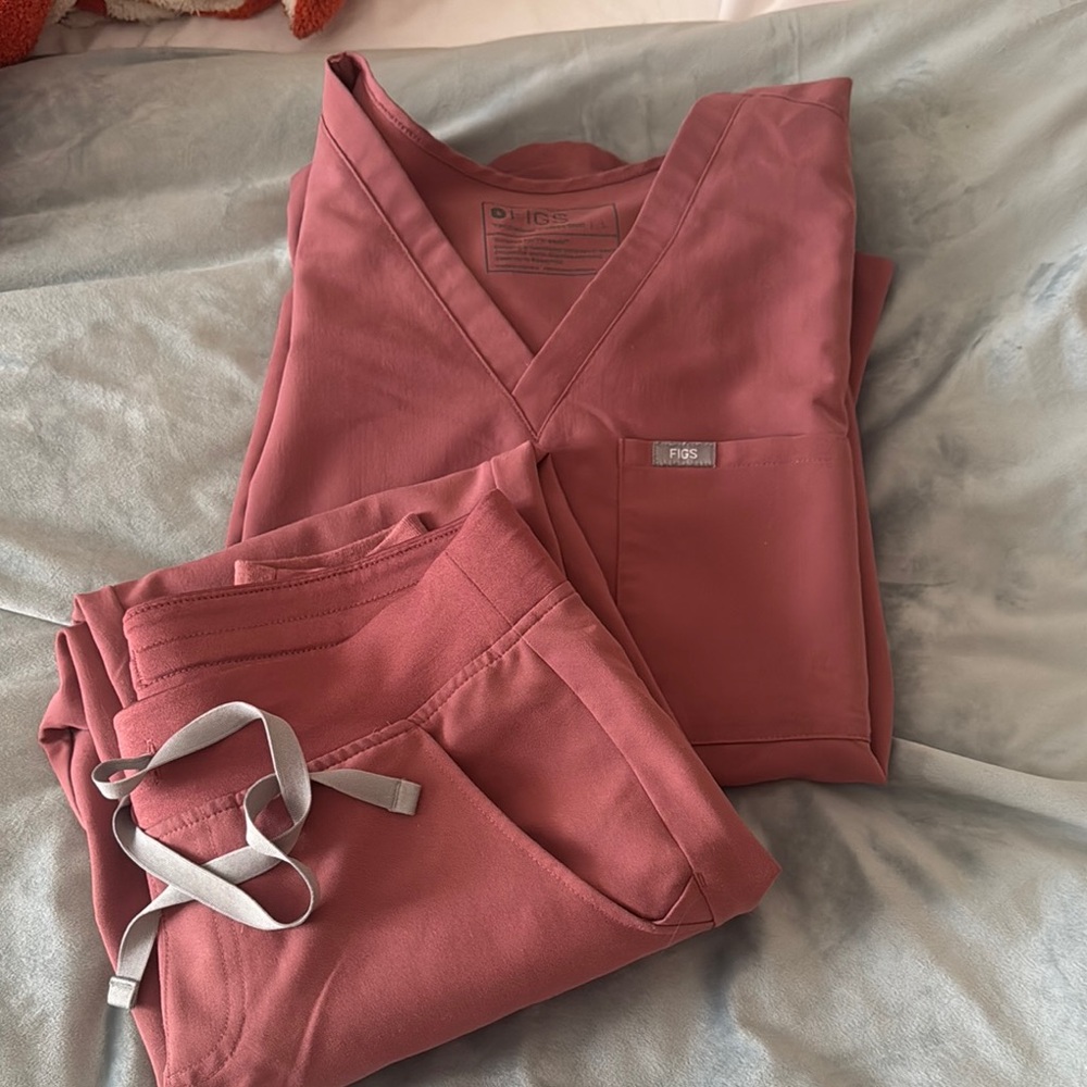 Figs Pink Jogger Set. Large top & Small petite bottom